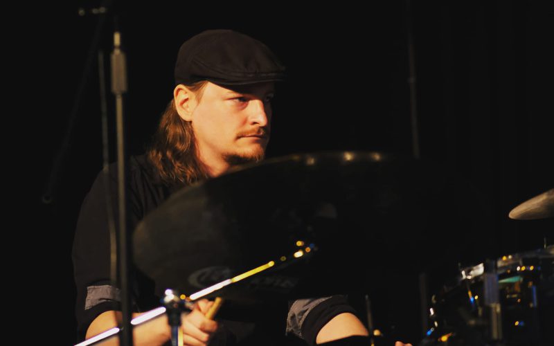 Konzentriert auf der Bühne: Drums für Óscar Arboleda in Nürnberg. (Bild : Matthias Lederle)