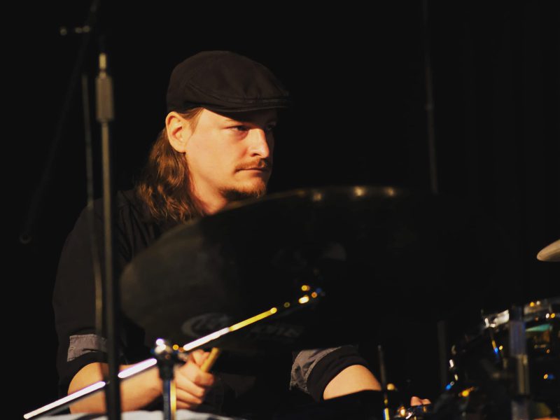 Konzentriert auf der Bühne: Drums für Óscar Arboleda in Nürnberg. (Bild : Matthias Lederle)