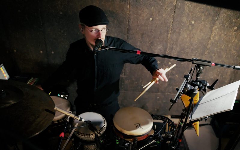 Im Orchestergraben: Percussion und Musikalische Leitung bei den Passionsspielen Sömmersdorf 2024. Kommunikation mit der Band via In-Earmonitoring während einer Probe. (Bild: Jimena Siepe)