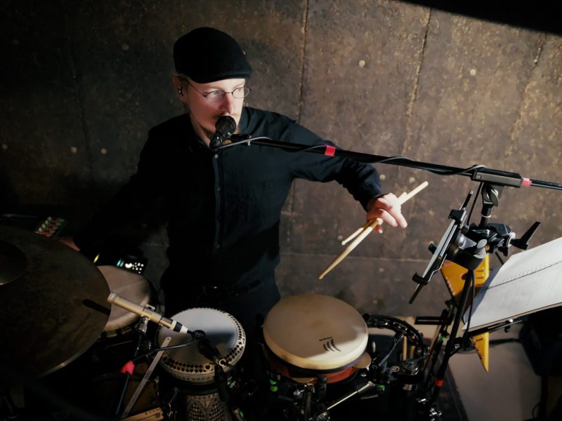 Im Orchestergraben: Percussion und Musikalische Leitung bei den Passionsspielen Sömmersdorf 2024. Kommunikation mit der Band via In-Earmonitoring während einer Probe. (Bild: Jimena Siepe)