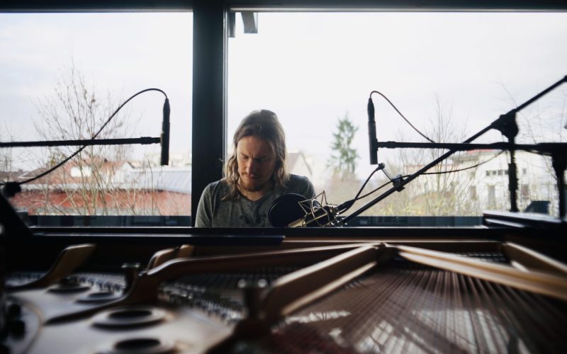 Mobiles Recording: Vor der Aufnahme das Piano warmspielen. Recoredingsession mit Tilman für "Fassade" im Wohnzimmer. (Bild: Lucia Schaetzl)