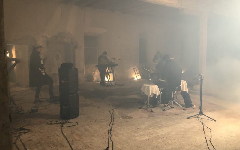 Mobiles Recording: Live-Musikvideoproduktion mit Tilman für "Zeit verrannt" in einem alten Schlösschen mit wundervoll trockener Fachwerk-Akustik. (Bild: C.Stapff)