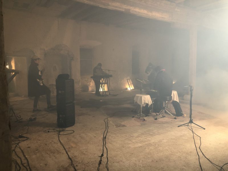 Mobiles Recording: Live-Musikvideoproduktion mit Tilman für "Zeit verrannt" in einem alten Schlösschen mit wundervoll trockener Fachwerk-Akustik. (Bild: Privat)