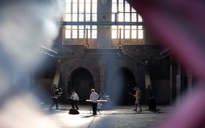 Mobiles Recording: Live-Musikvideoproduktion mit Tilman für "Fassade" in einem historischen Schlachthaus. Der kathetralenartige Bau verlieh der Produktion nicht nur optisch Größe. (Bild: Nils Ritter)
