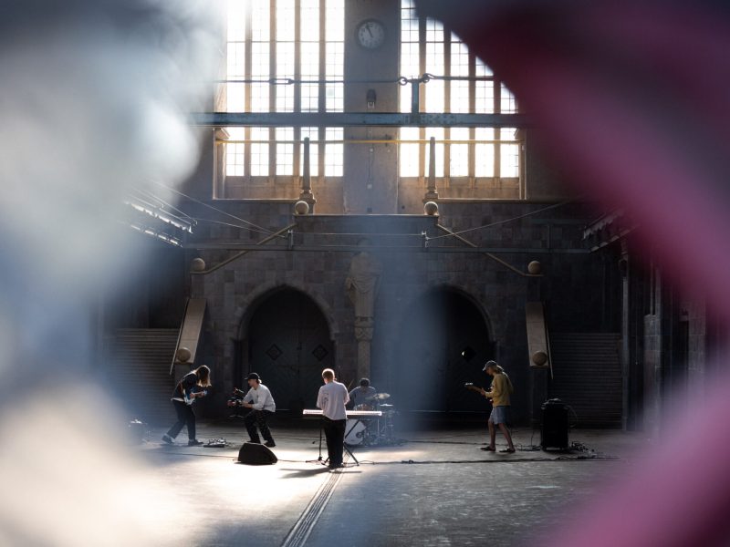 Mobiles Recording: Live-Musikvideoproduktion mit Tilman für "Fassade" in einem historischen Schlachthaus. Der kathetralenartige Bau verlieh der Produktion nicht nur optisch Größe. (Bild: Nils Ritter)