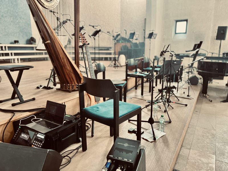Nach dem Soundcheck: Bühnensetup für die Show von Lightsigns (Privat)