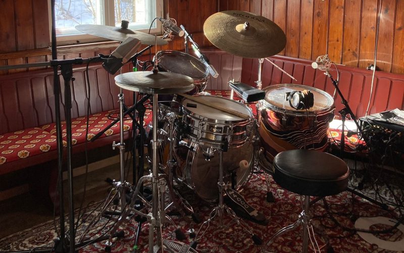 Mobiles Recording: Fertig für den Soundcheck mit Juli (Widersacher aller Liedermacher). Die Aufnahme fand in einem alten Wirtshaus in der Oberpfalz statt. (Bild: Christian Stapff)