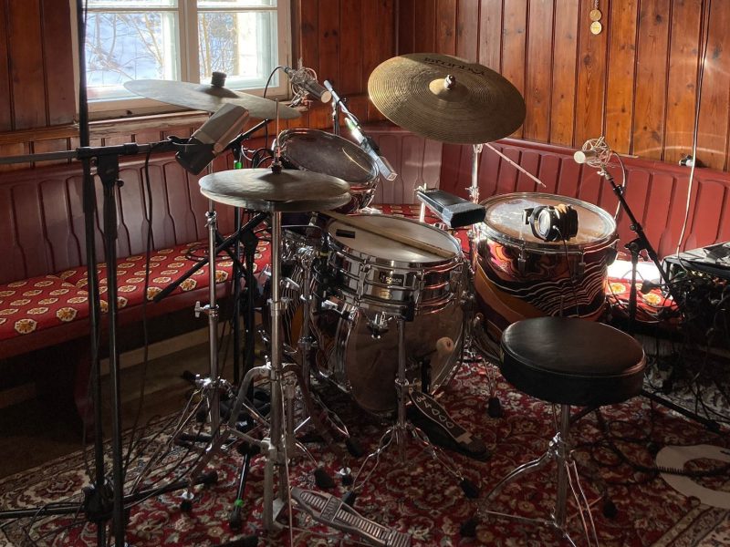 Mobiles Recording: Fertig für den Soundcheck mit Juli (Widersacher aller Liedermacher). Die Aufnahme fand in einem alten Wirtshaus in der Oberpfalz statt. (Bild: Privat)